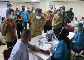 Bang Ben Tinjau Pelaksanaan Vaksinasi Gotong Royong PT Indah Kiat Pulp and Paper Tbk Tangerang Mill