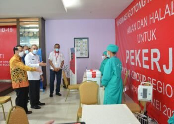 Bupati Tangerang Pantau Vaksinasi Gotong-Royong Pekerja