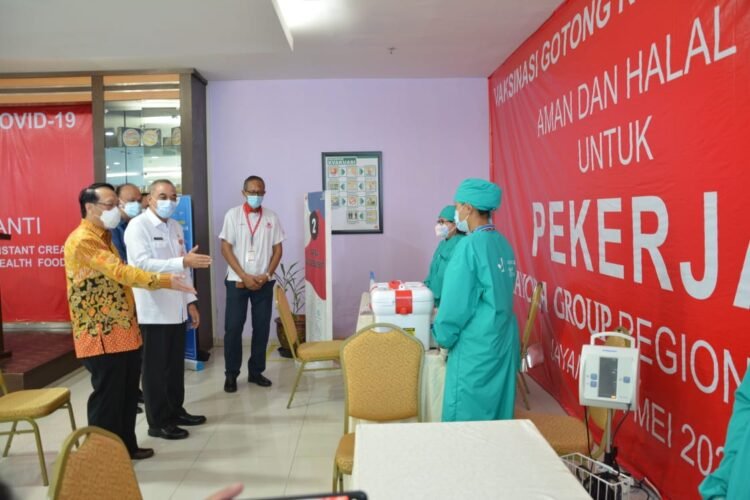 Bupati Tangerang Pantau Vaksinasi Gotong-Royong Pekerja