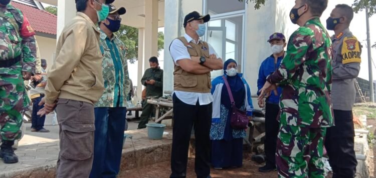 Bupati Zaki Bubarkan Wisatawan Di Pantai Tanjung Pasir