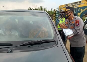 Cegah Masyarakat Berwisata Ke Anyer dan Carita, Polda Banten Lakukan Penyekatan