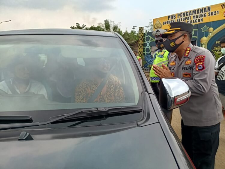 Cegah Masyarakat Berwisata Ke Anyer dan Carita, Polda Banten Lakukan Penyekatan