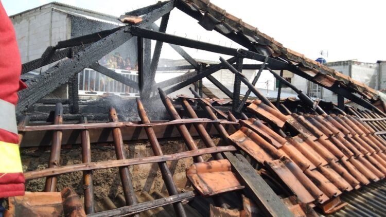 Diduga Korsleting, Rumah Di Ciputat Terbakar