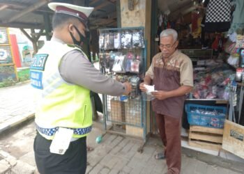 Ditlantas Polda Banten Bagikan 400 Masker Kepada Pengunjung Wisata Pantai Anyer
