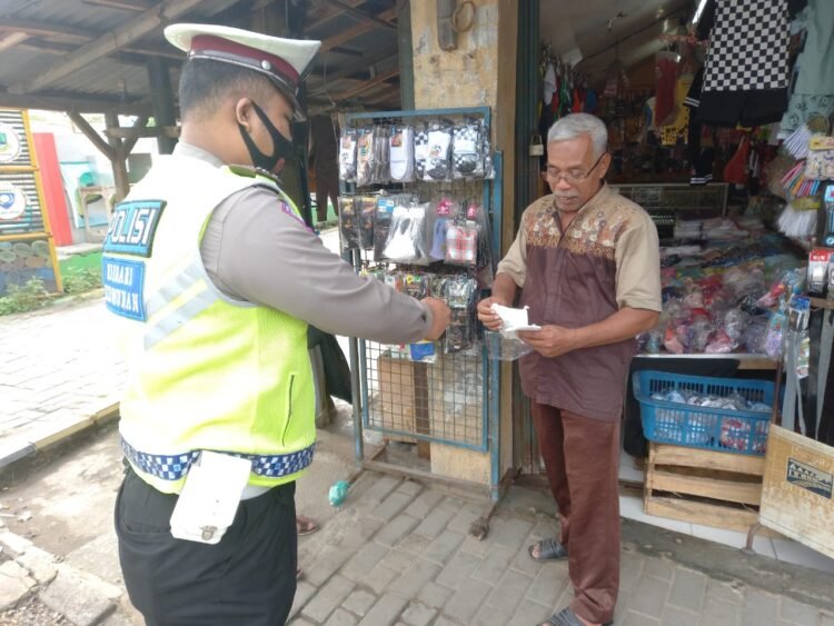 Ditlantas Polda Banten Bagikan 400 Masker Kepada Pengunjung Wisata Pantai Anyer