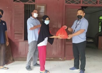 Jelang Lebaran, Indah Kiat Distribusikan Ribuan Paket Bahan Pangan Door to Door