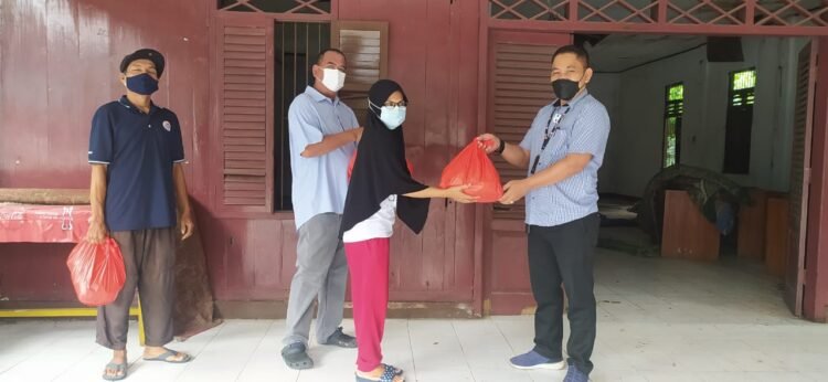Jelang Lebaran, Indah Kiat Distribusikan Ribuan Paket Bahan Pangan Door to Door