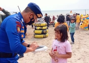 Pantau Prokes di Pantai Anyer, Personel Ditpolairud Lakukan Patroli