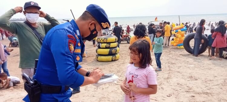 Pantau Prokes di Pantai Anyer, Personel Ditpolairud Lakukan Patroli