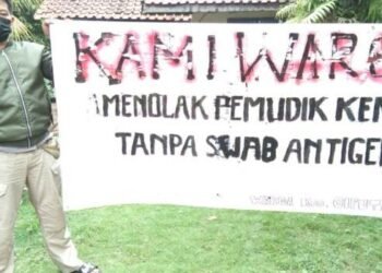 Pasang Spanduk, Warga Tangsel Tolak Pemudik Kembali Tanpa Hasil Swab