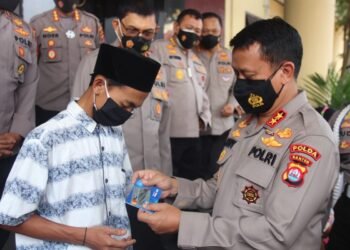 Peduli Pelajar yang Kerja Keras Hidupi 5 Adiknya, Kapolda Banten Tuai Pujian Netizen