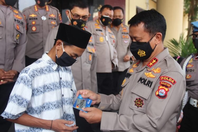 Peduli Pelajar yang Kerja Keras Hidupi 5 Adiknya, Kapolda Banten Tuai Pujian Netizen