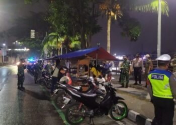 Polisi Bubarkan Kerumunan di Kecamatan Tangerang