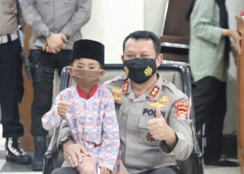 Polisi Sayang Anak Yatim, Kapolda Banten Berikan Santunan