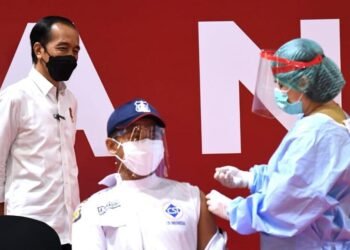 Presiden Jokowi Tinjau Vaksinasi Massal bagi para Pelaku Usaha Perdagangan