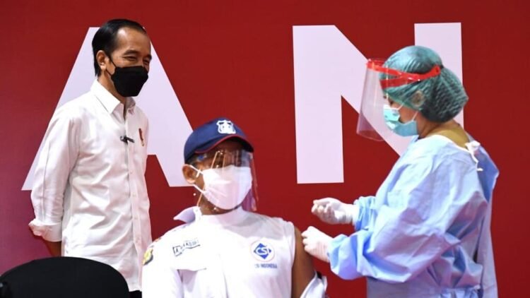 Presiden Jokowi Tinjau Vaksinasi Massal bagi para Pelaku Usaha Perdagangan
