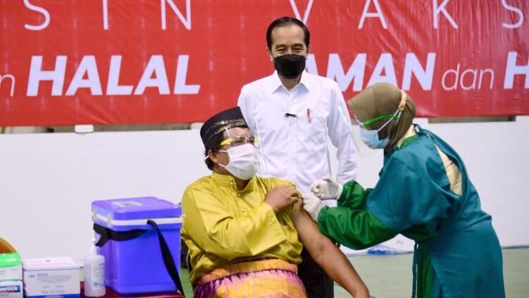 Presiden Jokowi Tinjau Vaksinasi Massal di Provinsi Riau
