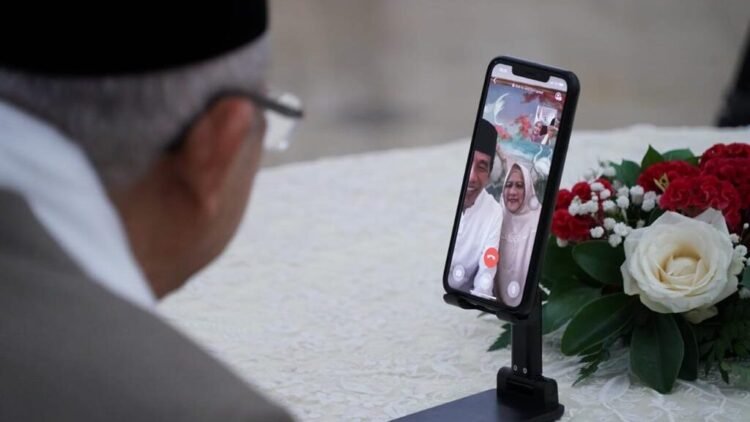 Presiden Jokowi dan Ibu Negara Bersilaturahmi dengan Wakil Presiden dan Ibu Wury secara Daring