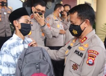 Remaja Tukang Cabut Bulu Ayam Asal Cibaliung, dapat Bantuan dari Kapolda Banten