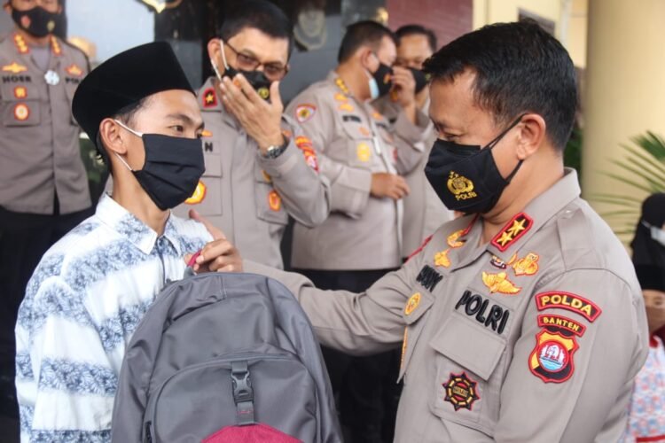 Remaja Tukang Cabut Bulu Ayam Asal Cibaliung, dapat Bantuan dari Kapolda Banten