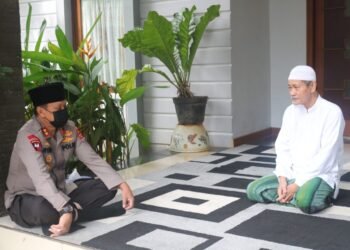 Sowan Sesepuh, Kapolda Banten Lesehan di Pesantren Ki Embay