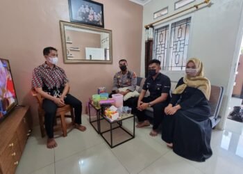 TINGGAL DI PERKAMPUNGAN, ANGGOTA POLDA BANTEN KIAN DEKAT WARGA