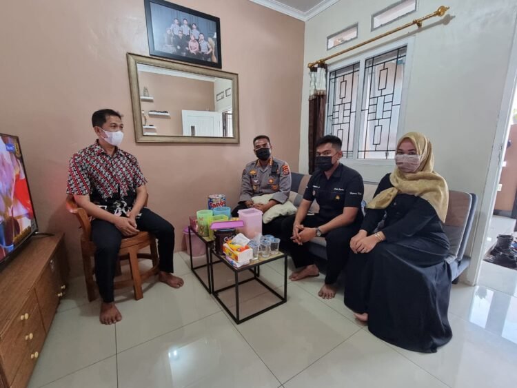 TINGGAL DI PERKAMPUNGAN, ANGGOTA POLDA BANTEN KIAN DEKAT WARGA