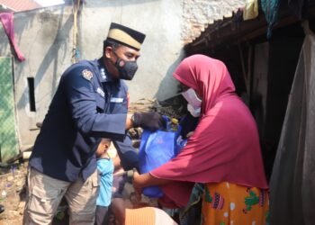 Tim Warung Jumat Polda Banten Salurkan Puluhan Paket Sembako Kepada Masyarakat di Sayabulu