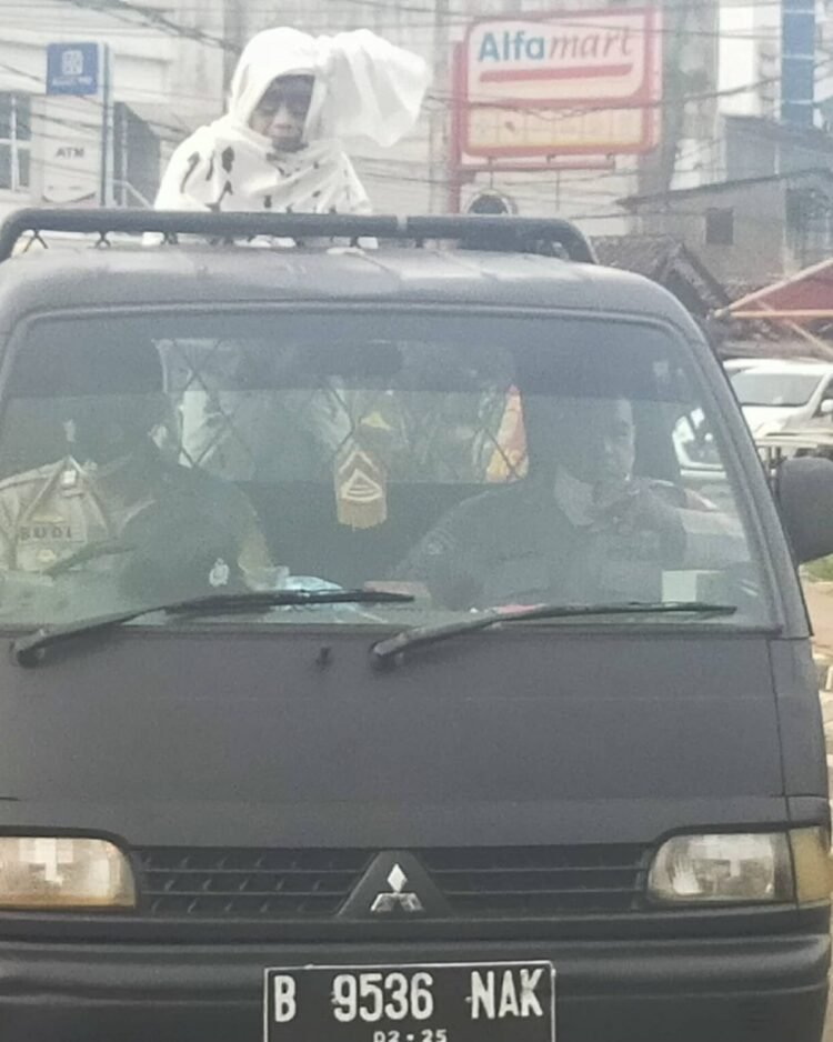 Unik, Polsek Cisauk Sosialisasikan Pemudik Untuk Swab Antigen dengan Mengarak Pocong
