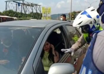 Viral di Medsos, Petugas Polisi Dimaki-maki Wisatawan