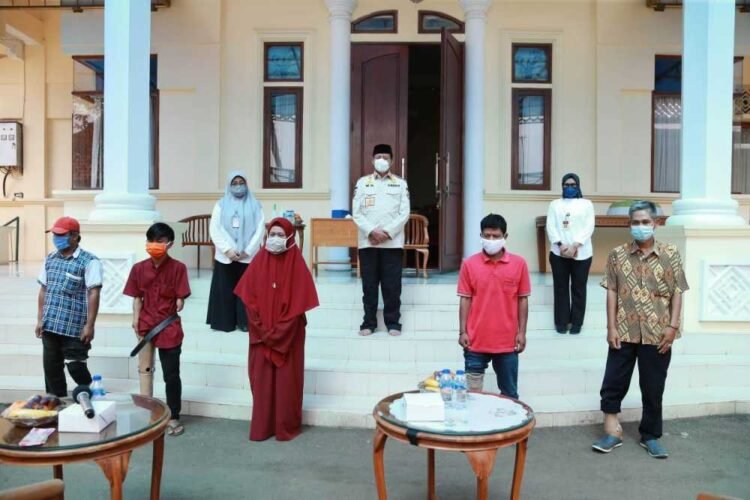 Pemprov Banten Bagikan Kaki Palsu