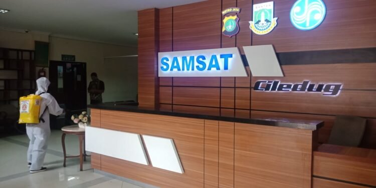 Kantor UPT Samsat Ciledug Disemprot Disinfektan