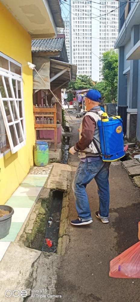 Cegah Penyebaran Covid-19, Karang Taruna Ikrar Mandiri Semprot Disinfektan ke Rumah Warga