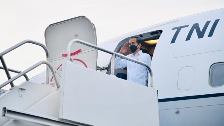 Bertolak ke Kendari, Kasetpres: Presiden Ingin Pastikan Pemda Aktif dalam Penanganan Covid-19