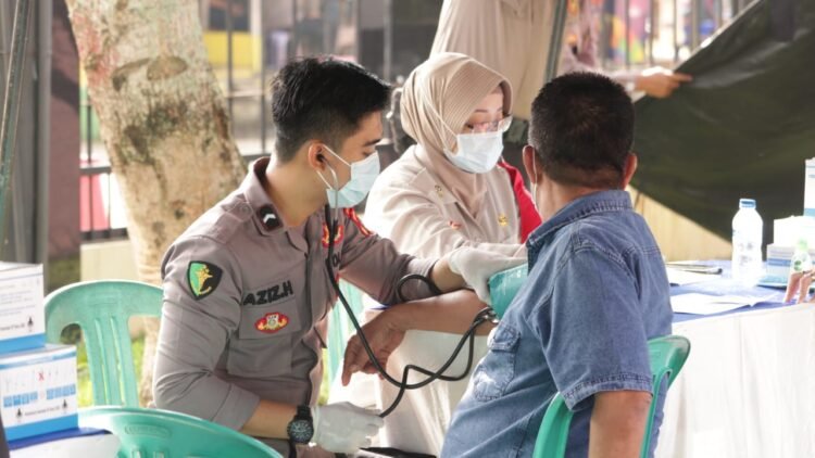 Biddokes Polda Banten Gelar Vaksinasi Massal, 450 Orang Telah di Vaksin