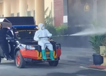 Cegah Covid-19 di Perkantoran, Mapolda Banten Disemprotkan Disinfektan