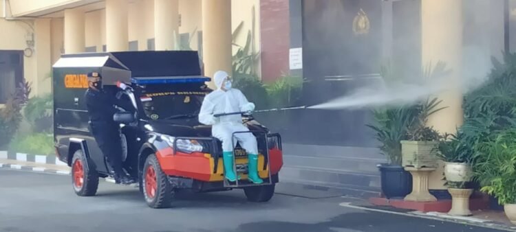 Cegah Covid-19 di Perkantoran, Mapolda Banten Disemprotkan Disinfektan