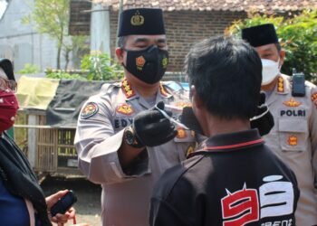 Cegah Penyebaran Covid-19, Polda Banten Bagikan Ratusan Masker di Kp Domas