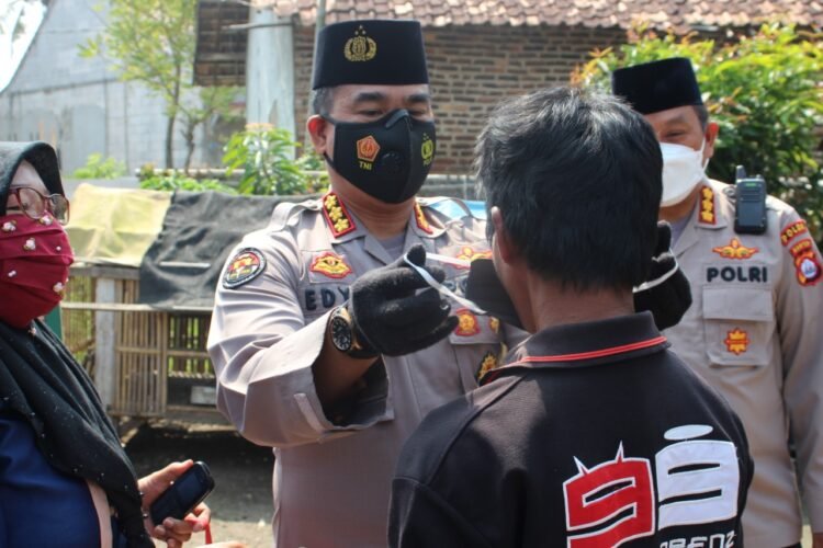 Cegah Penyebaran Covid-19, Polda Banten Bagikan Ratusan Masker di Kp Domas