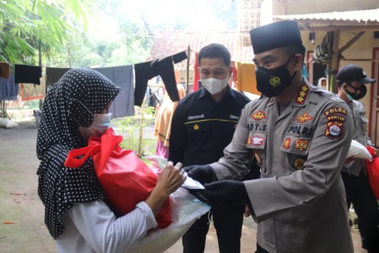 Didatangi Tim Jum’at Barokah Polda Banten, Dengan Terharu Kamsiah Ucapkan Terima Kasih