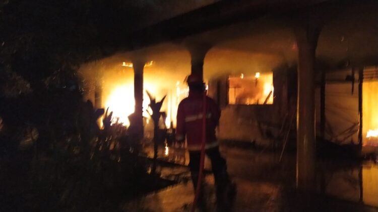 Diduga Korsleting Listrik, Rumah Mewah Di Pamulang Hangus Terbakar