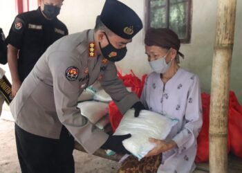 Jelang Hari Bhayangkara ke-75, Polda Banten Bagikan Paket Sembako Kepada Masyarakat