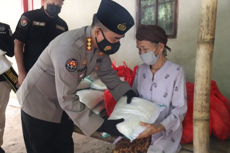 Jelang Hari Bhayangkara ke-75, Polda Banten Bagikan Paket Sembako Kepada Masyarakat