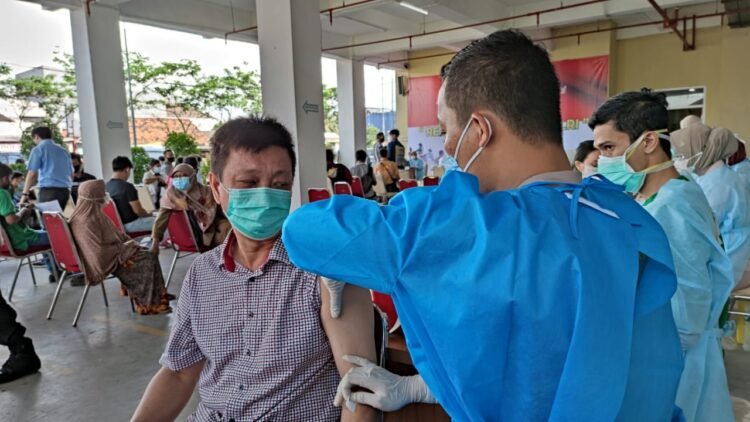 Jelang Hari Bhayangkara ke-75, Polda Banten Vaksin 1.300 Orang