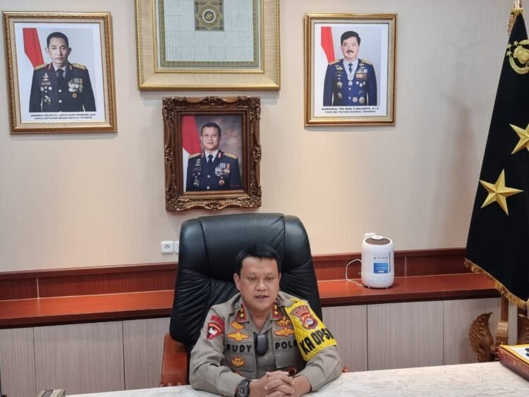 Kapolda Banten Ajak Masyarakat Ikuti Vaksinasi Covid-19 Massal