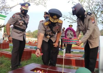 Kapolda Banten Pimpin Ziarah Rombongan dan Tabur Bunga di TMP Ciceri