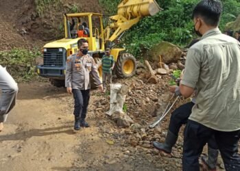 Kapolres Lebak Pimpin langsung Evakuasi Material Longsor Jalan Raya Cipanas-Warung banten