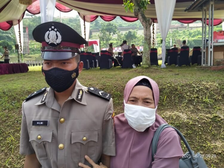 Kisah Hilmi, Anak Seorang Petani yang Kini Jadi Polisi