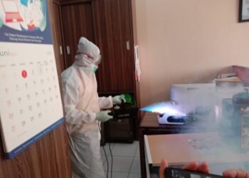 Mapolda Banten Kembali Disemprotkan Disinfektan Oleh Satbrimob Polda Banten