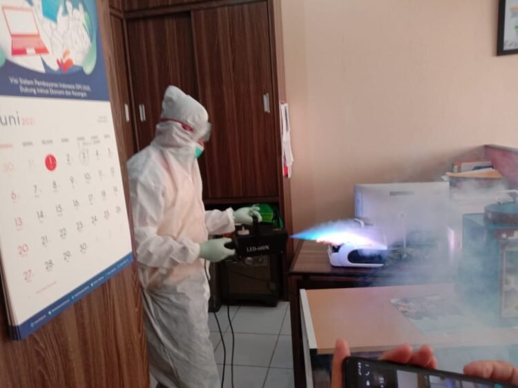Mapolda Banten Kembali Disemprotkan Disinfektan Oleh Satbrimob Polda Banten